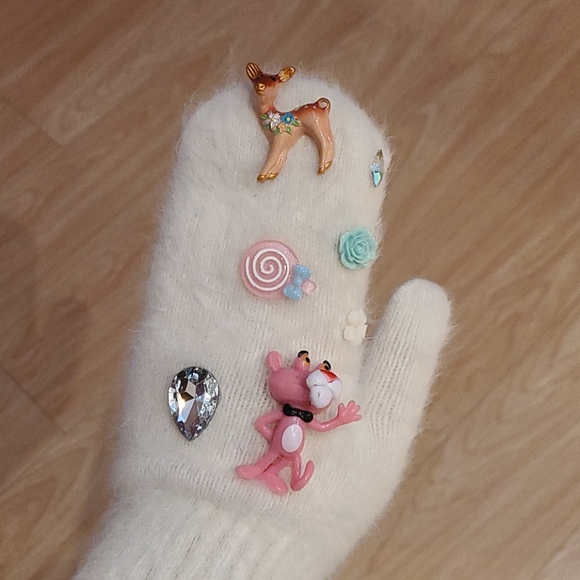 Fluffy Gloves - Picture 2 of 4